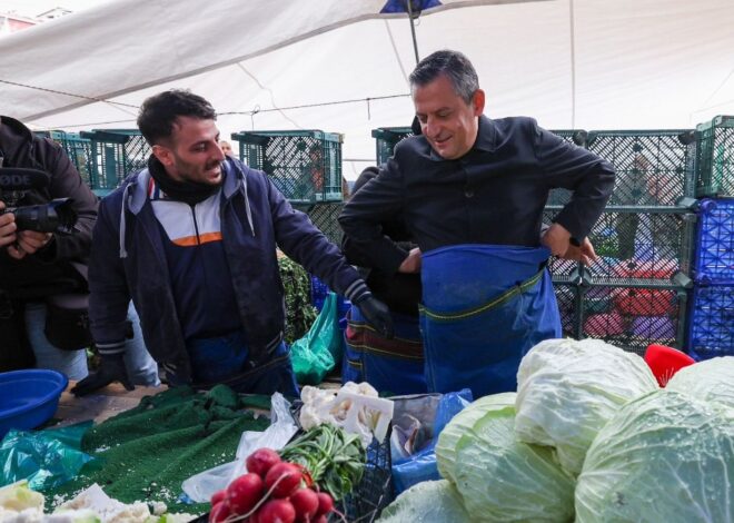 Özgür Özel pazar esnafı ile buluştu, lahana sattı