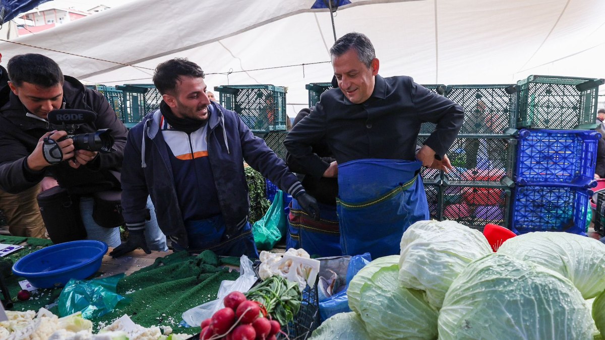 Özgür Özel pazar esnafı ile buluştu, lahana sattı